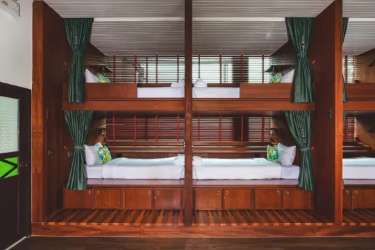 เตียงส่วนตัวในหอพักแบบรวม