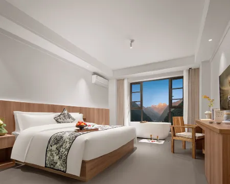 Moyun Yunxia Bieyuan Hot Spring Homestay (Moxi Ancient Town Branch) Hotels in Luding
