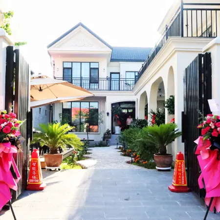 Beige Homestay (Yining Airport Railway Station)