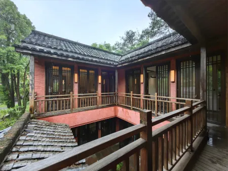 Longquan Senbo Longyuanyi Homestay Отели рядом с достопримечательностью «The White Cloud Cliffs»