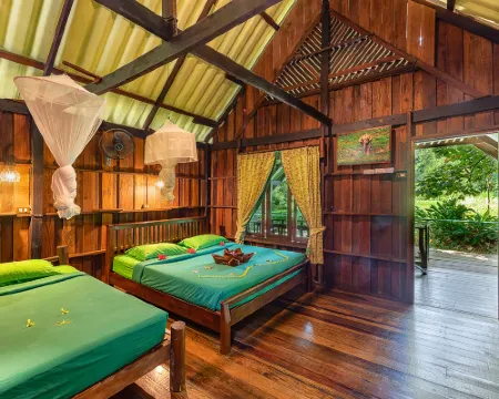 เขาสก ริเวอร์ไซด์ คอจเตจ รีสอร์ท โรงแรมในอำเภอ พนม