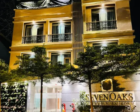 Hotel Seven Oaks โรงแรมในธาเน