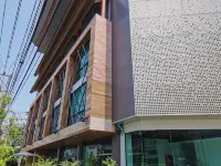 Holatel Hotel Phitsanulok チャン パレス周辺のホテル