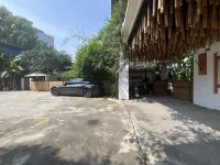 Moshu Homestay (Meishan East Station & Sansu Temple Branch) - parking