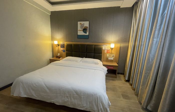 Queshan Golden Land Hot Spring Holiday Hotel