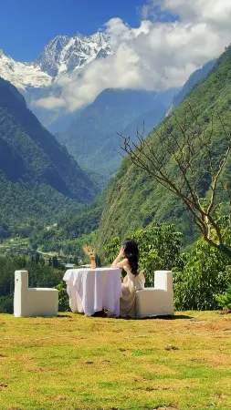 Front Yard Back Yard Snow Mountain Hot Spring Homestay (Hailuogou Glacier Forest Park) Отели рядом с достопримечательностью «Moxi Ancient Town»