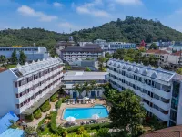 Blue Carina Hotel(Central Phuket) Hotels near Zurich Bread Factory and Cafe'