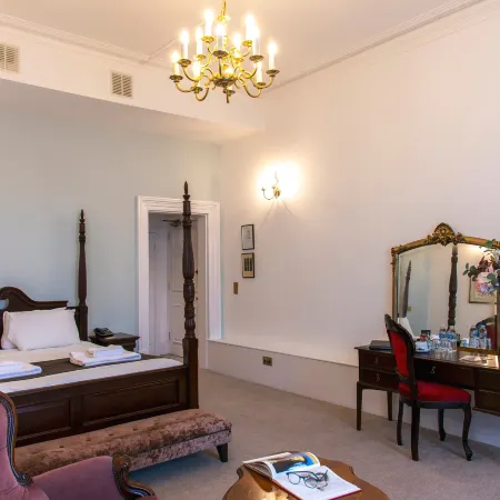 Keppels Head Hotel Отели рядом с достопримечательностью «Пристань для яхт Хаслар»