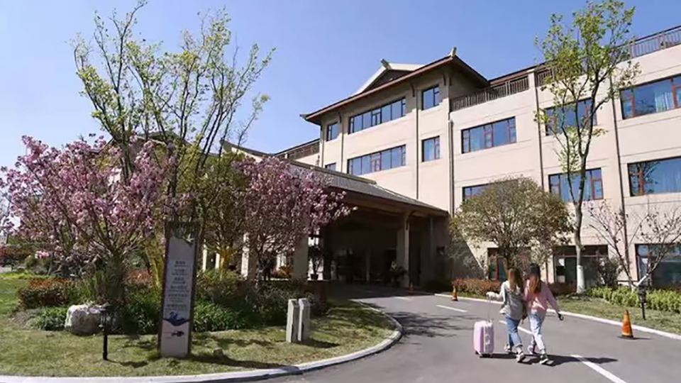 Swan Lake Resort Hot Spring Jiangba