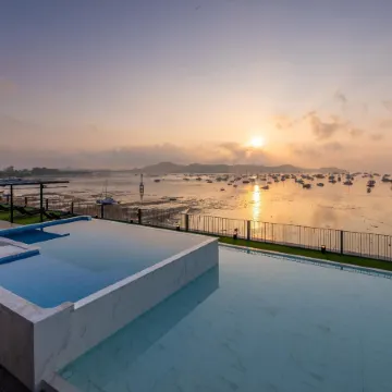 SHIN Arch39 Phuket Beach Front Отели рядом с достопримечательностью «Ват-Чалонг»