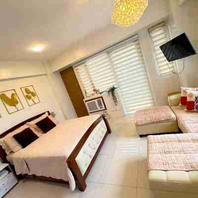 Chic Unit with Balcony - Free wifi & netflix across Naia Terminal 3 Airport Hotel Exterior
