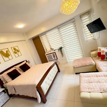 Chic Unit with Balcony - Free wifi & netflix across Naia Terminal 3 Airport