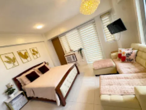 Chic Unit with Balcony - Free wifi & netflix across Naia Terminal 3 Airport