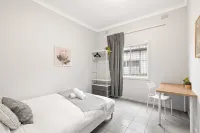 Your Relaxing Stay – Central Location, Close to Train & Shops