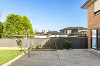 Cozy Rooms – Quiet Street, Close to Shops & Transit - Parking