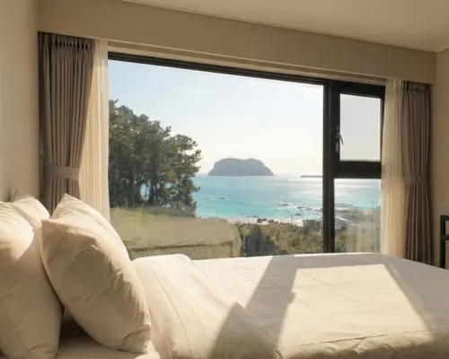 Hotel Seogwipean Hotels near Munbu Park