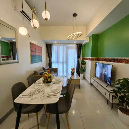 2BR Uptown BGC-22Floor view and near Mitsukoshi, Uptown Mall, and Restaurants