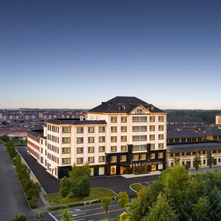 Changbai Mountain North Slope Distribution Center Yunding Market Atour Hotel