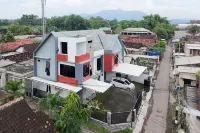 Urbanview Sibayak House near Stasiun Kediri - 3 ดาว
