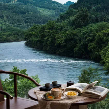 Anzhi Hillside Bloom Creek Retreat