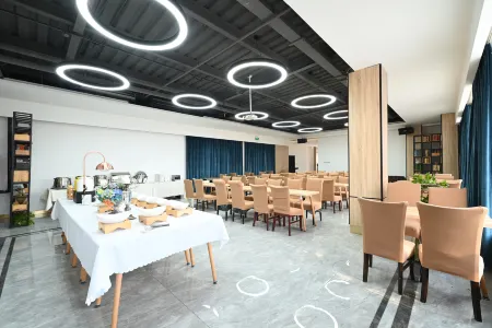 Bindao Holiday Inn(Tanggu Commercial Center Store, Binhai New Area) Отели рядом с достопримечательностью «Taida Financial Plaza E3AB»