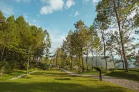 Bobocabin Kaldera, Toba Hotels in Motung