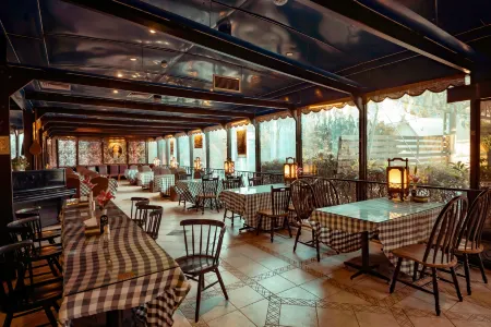 Lakeside Garden Wudelou Hotel Отели рядом с достопримечательностью «Wuhan University of Engineering, College of Posts, Telecommunications and Information Engineering (Academy of Posts and Sciences Branch)»