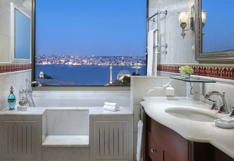 더 리츠칼튼 이스탄불 앳 더 보스포루스 실외 수영장