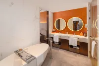 Crowne Plaza Qingdao Jinshui, an IHG Hotel Hotel di Qingdao
