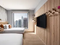 Moxy Bangkok Ratchaprasong エラワン（ラチャプラソン交差点の寺院）周辺のホテル