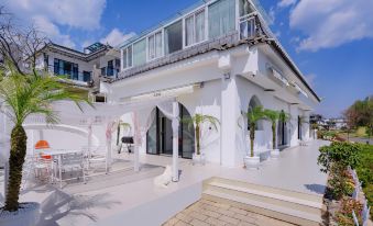 Flower Season Private Seaview Designer B&B (Dali Erhai Lake Ecological Corridor Branch)