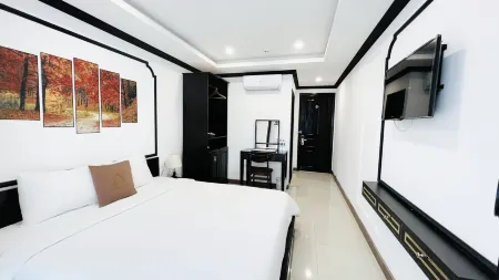 Phuong Dong Hotel and Apartment Отели в г. Куинён