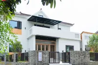 Mancheng Zhensong · Yuyin Pusu (Gaochun Hujiaba Longdun Reservoir) Hotels near Nanjing Youzi Mountain Leisure Tourism Area - The Largest Buddha in East China