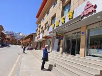 Luqusana Hotel Hotels near Red Stone Cliff
