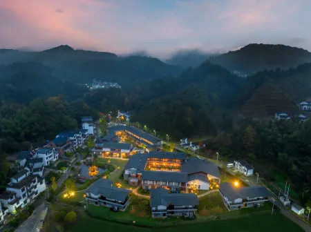 Kaihua Ruibo Resort Hotel Отели рядом с достопримечательностью «China’s Kingdom of Root Carving»