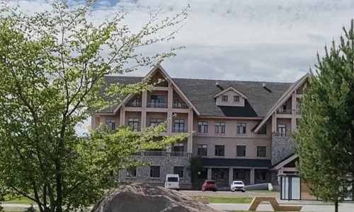 Arctic Village Peak Yuezhiyue Hotel