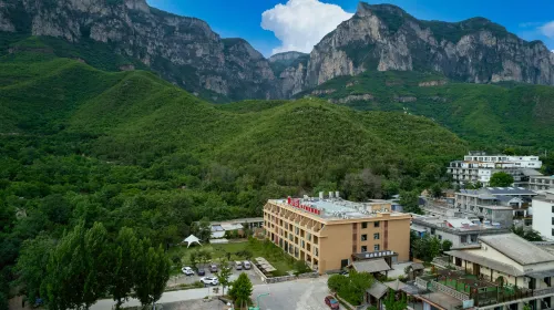 Yuntai Mountain Azalea Green Meadow Resort Hotel - 4-Star