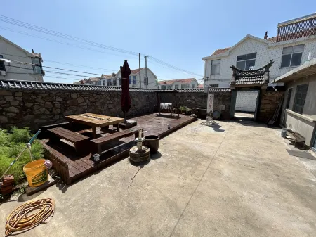 Grandma's Courtyard (Weihai Rongcheng Chengshan Town Licun) Отели рядом с достопримечательностью «Hai Lv Dao»