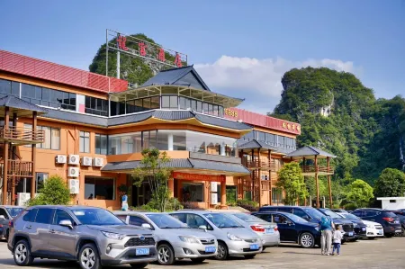 Yangchun Dragon Palace Hotel Отели рядом с достопримечательностью «Chunwan Scenic Area»