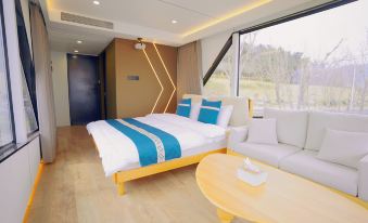Banyuewan No. 6 Cliff Capsule Homestay