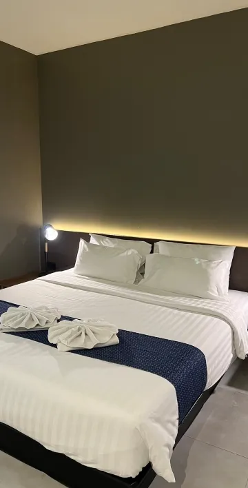 ห้องเตียงใหญ่ไม่มีหน้าต่าง (ฝั่งถนน)