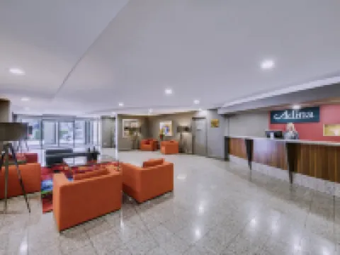 อดินา เซอร์วิสอพาร์ทเมนท์ แคนเบอร์รา เจมส์คอร์ท โรงแรมในBraddon