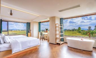 Courtyard with Dianchi Lake View