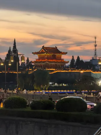 Phoenix Court Hotel (Jingzhou Ancient City Changjiang University)