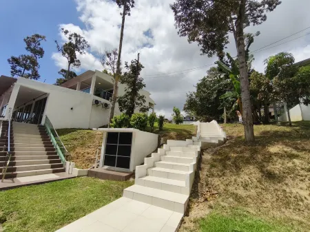 AlSafina Forest Stay Отели рядом с достопримечательностью «Pantai Muara Sungai Kerteh»