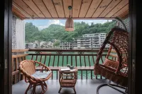 River Inn - parking