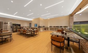 Redboer International Hotel along the River