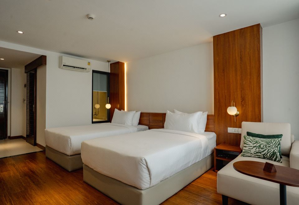 [프놈펜 시내의 활기찬 거리 전경]