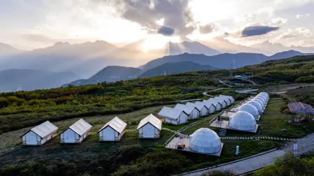 Asbestos Wanggangping Laiye Camp Отели рядом с достопримечательностью «Caoke Tibetan Township»