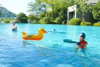 Hilton Ningbo Dongqian Lake Hotels near Ningbo Wildlife Park